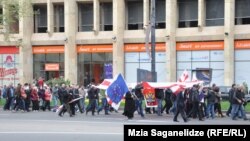 Многие журналисты предполагали, что сторонники "Национального движения" широким и шумным потоком хлынут в столицу, как это бывало раньше