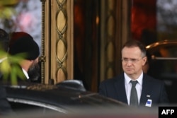 Головний переговорник Росії Володимир Мединський залишає місце проведення другого раунду переговорів між Росією та Україною за посередництва США, що тривав дві години та був спрямований на пошук шляхів завершення чотирирічної війни. Женева, 18 лютого 2026 року