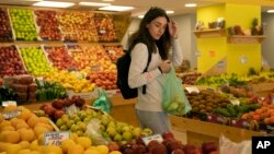 Основною причиною зростання курсу стали ціни на енергоносії та продукти харчування