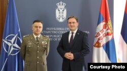 Шефот на Канцеларијата за воени врски на НАТО во Белград, генерал Томаж Витале и српскиот министер за надворешни работи, Никола Селаковиќ