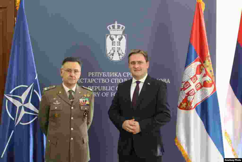 СРБИЈА - Во разговор со шефот на Канцеларијата за воени врски на НАТО во Белград, генерал Томаж Витале, српскиот министер за надворешни работи Никола Селаковиќ рече дека Србија е заинтересирана за понатамошно подобрување на партнерската соработка, продолжување на политичкиот дијалог и практичната соработка во сите области од заеднички интерес.