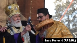 Mitropolit Crnogorske pravoslavne crkve Mihailo i episkop Boris na nalaganju badnjaka na Cetinju, 6. januara 2018.