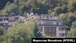  Според следствие на уеб страницата NOрешарски от 2013 година 