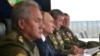 Președintele rus Vladimir Putin (centru), ministrul Apărării Serghei Șoigu (stânga) și șeful Statului Major General al forțelor armate ale Rusiei, Valeri Gherasimov (dreapta), observă exercițiile militare din septembrie 2021.
