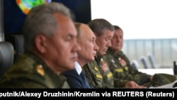 Ruski predsjednik Vladimir Putin (u sredini), ministar odbrane Sergej Šojgu (lijevo) i načelnik Generalštaba oružanih snaga Rusije Valerij Gerasimov (desno) posmatraju vojne vježbe u septembru 2021.