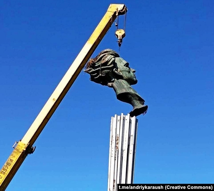 Під час знесення пам’ятника радянському письменнику Миколі Островському в селі Вілія на Рівненщині. 10 жовтня 2024 року