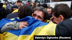 Oameni evacuați din Oleșki ajunși sîmbătă pe teritoriul ucrainean controlat de Kiev (locație nedivulgată).