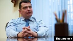 За власним повідомленням, Артем Ситник знаходиться на власному робочому місці і не зміг прийти через необхідність виконувати свої службові обов’язки