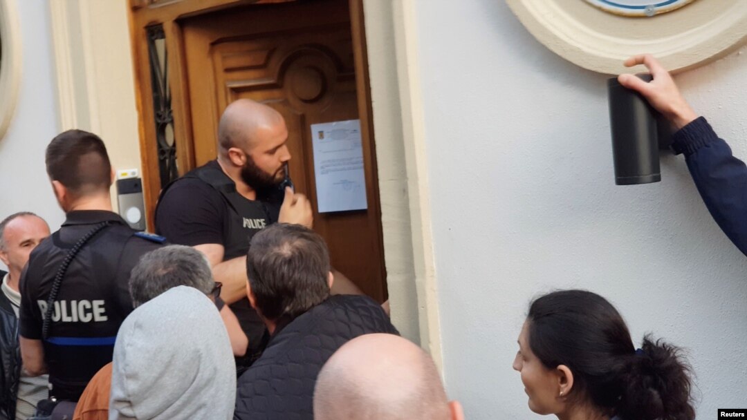 Ușa ambasadei din Luxemburg care s-a închis în fața celor câteva sute de români care așteptau să voteze la alegerile din 26 mai 2019