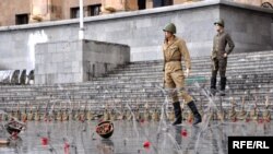 Уличная арт-композиция с манекенами в форме российских военных. Событие происходит после августовской войны 2008 года