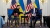 Президент США Джо Байден пожимает руку президенту Украины Владимиру Зеленскому в Париже. 7 июня 2024 года. 