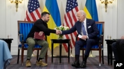 Президент США Джо Байден пожимает руку президенту Украины Владимиру Зеленскому в Париже. 7 июня 2024 года. 