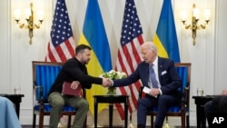 Президент США Джо Байден тисне руку президенту України Володимиру Зеленському, 7 червня 2024 року