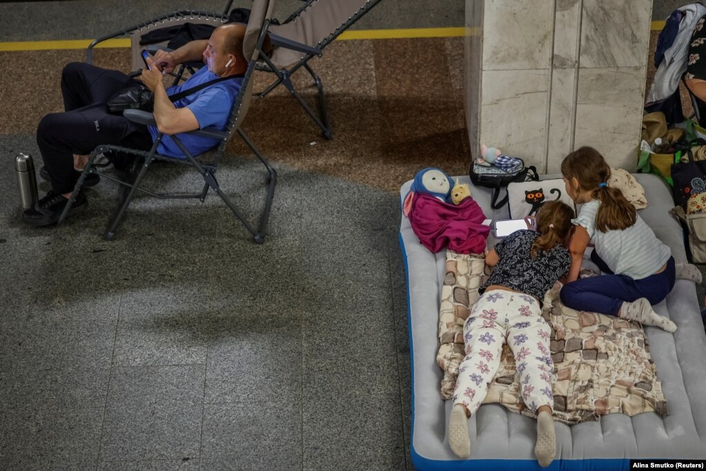 Ukrainas të strehuar në metronë e Kievit, më 8 korrik.