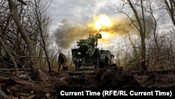 Ukrainian troops fire artillery at Russian positions near Pokrovsk.