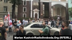 Наразі під посольством перебуває кілька десятків людей. Серед присутніх – громадяни Білорусі