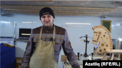 Рөстәм Якупов авылда агач эше белән шөгыльләнә