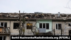 Як повідомили в ОВА, пошкоджене скління квартири, фасад багатоповерхового будинку та автомобіль. Фото ілюстративне 