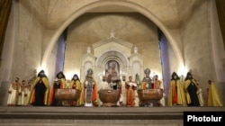 Верховный лидер Армянской Апостольской церкви Католикос Гараж II (в центре) во время рождественской мессы в церкви Святого Григория Просветителя в Ереване.  (Файл фото)