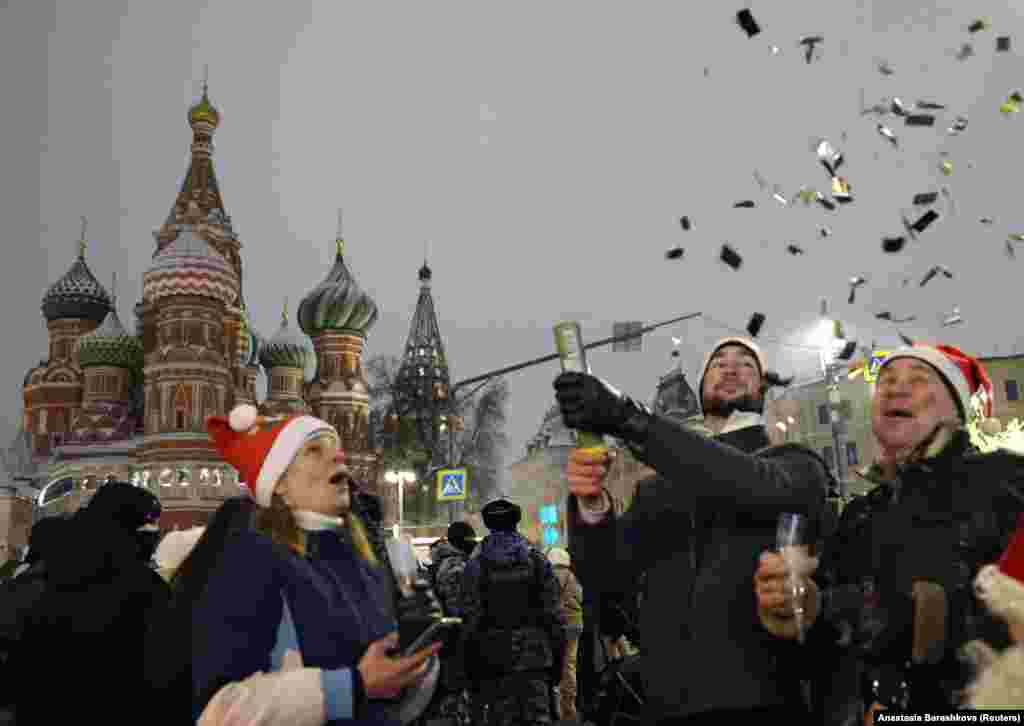 Građani proslavljaju Novu godinu pored katedrale u centru Moskve, Rusija, 1. januara 2026.