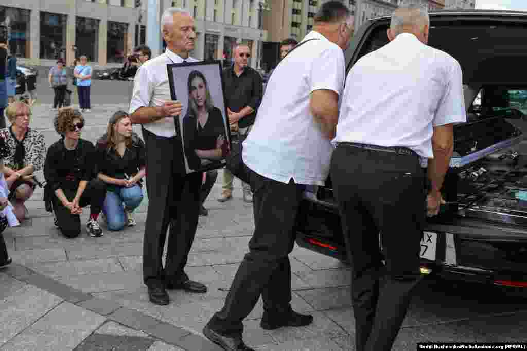 8 серпня у Києві рідні, колеги та друзі попрощалися із загиблою у російському полоні журналісткою Вікторією Рощиною. Київ, 8 серпня 2025 року.У серпні 2023 року Вікторія Рощина зникла на окупованій армією РФ території України. Про її смерть стало відомо у жовтні минулого року. Тіло до України не повертали протягом кількох місяців. 29 квітня міжнародний проєкт Viktoriia Project оприлюднив розслідування щодо її смерті. Згідно з ним, тіло, яке, за даними експертизи, належить Рощиній, має численні сліди катувань і сліди розтину