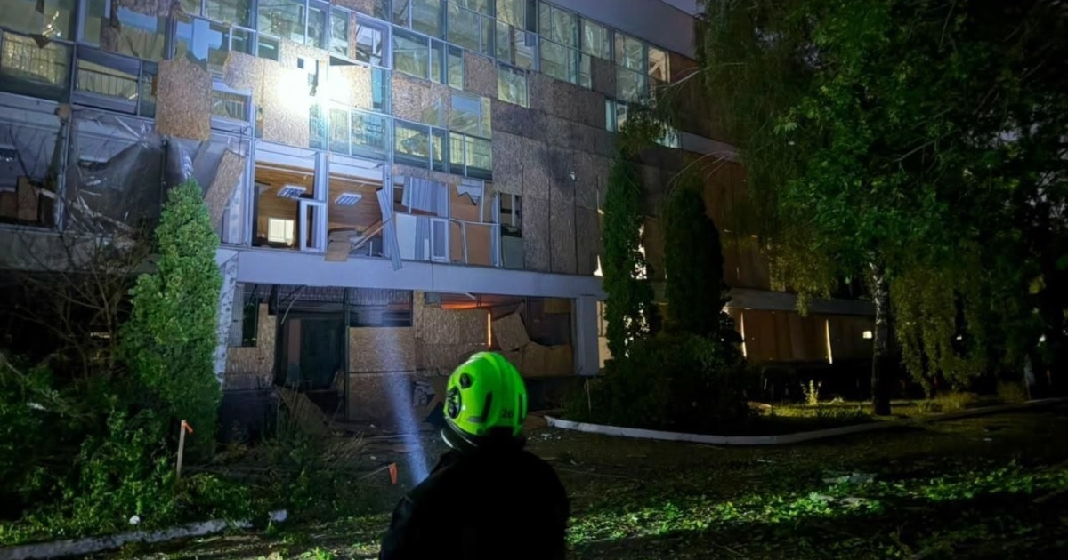 Масована повітряна атака на Київ: руйнування складів гуманітарної допомоги та поранення цивільних