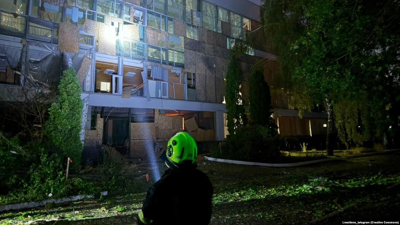 Через удари РФ по Києву постраждали заклад освіти, склади фонду Зеленської та «Кварталу 95»