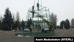 Установка новогодней елки на площади Каракола. 5 декабря 2017 года.