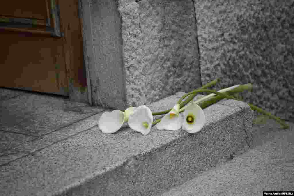 Cveće na mestu ubistva premijera Srbije Zorana Đinđića u dvorištu zgrade Vlade