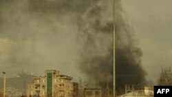 Над местом нападения в Кабуле поднимается дым. 6 марта 2020 года.

