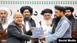 د میرویس عزیزي او د طالبانو د اوبو او انرژۍ د وزیر عبداللطیف منصور ترمنځ د تړون لاسلیک
