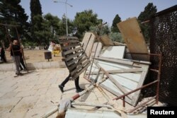 Palestinci grade barikadu nakon sukoba s izraelskom policijom u kompleksu u kojem se nalazi džamija Al-Aksa, koja je muslimanima poznata kao Plemenito utočište, a Jevrejima kao Brdo hrama, u Starom gradu u Jerusalimu 10. maja 2021.