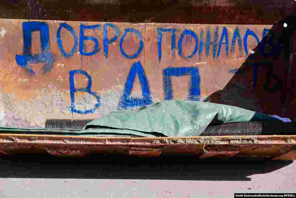 Напис, який зустрічає російських військових на межі Бучі і Ірпеня, 11 березня 2022 року 