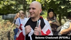 22 წლის თედო აბრამოვი 2024 წლის 7 დეკემბერს პოლიციამ საკუთარი სახლიდან გამოსვლისას დააკავა. ის რუსთაველზე, საპროტესტო აქციაზე მიდიოდა.