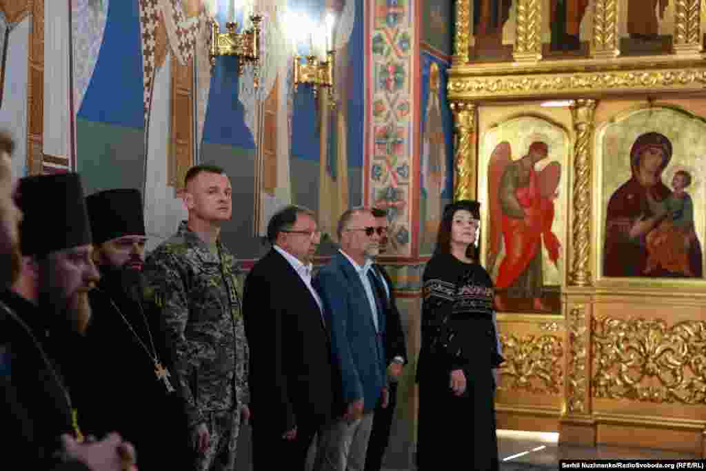 На молебні також були присутні віцепрем’єр-міністерка з гуманітарної політики України, міністерка культури України Тетяна Бережна, голова Комітету Верховної Ради України з питань гуманітарної та інформаційної політики Микита Потураєв, голова підкомітету з питань культурної політики Комітету Верховної Ради України з питань гуманітарної та інформаційної політики Микола Княжицький, генеральний директор Національного заповідника «Києво-Печерська лавра» Максим Остапенко, а також інші представники влади та громадськості