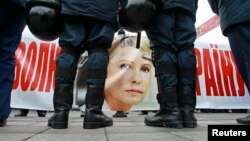 Lanţ de poliţişti în faţa susţinătorilor fostului premier Iulia Timoşenko, la Parlamentul de la Kiev, 13 noiembrie 2013