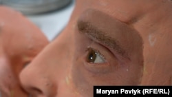 Естетичний протез ока, вій, брови. Після встановлення підбирається подібний колір до шкіри обличчя пацієнта