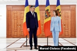 Prim-ministrul României, Marcel Ciolacu, în timpul vizitei la Chișinău pe 4 octombrie, alături de președinta R. Moldova, Maia Sandu.