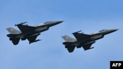 Avioane de vânătoare F-16 aparținând Forțelor Aeriene Poloneze zboară în timpul unui exercițiu militar din octombrie 2018 (imagine de arhivă).