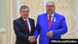 Алишер Усмонов (рост) бо президенти Узбекистон Шавкат Мирзиёев