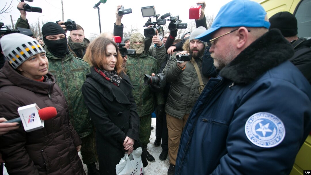 Анжелика Преснякова (слева), Ольга Сворак и глава волонтерского Центра освобождения пленных "Офицерский корпус" Владимир Рубан
