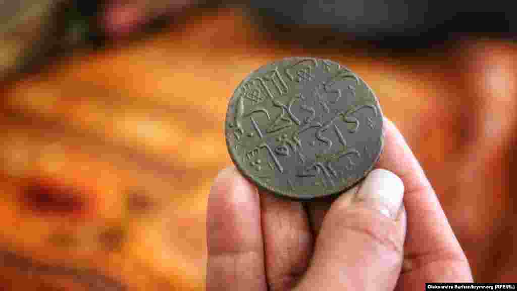 Помимо бытовой утвари, одежды и украшений, у Ибрагимова в музее есть коллекция монет. Например, это &ndash; монета номиналом в пять копеек ханских времен