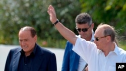 Президент Росії Володимир Путін (праворуч) і колишній прем’єр-міністр Італії Сільвіо Берлусконі відвідують Ханський палац у місті Бахчисарай в окупованому Криму, 12 вересня 2015 року