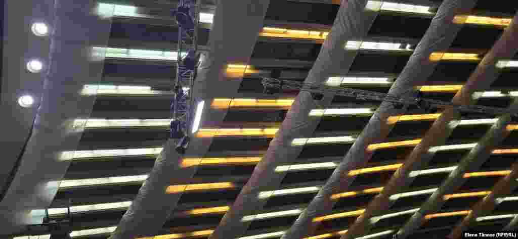 Elemente special fabricate sunt așezate pe tavanul Sălii Palatului ca să îmbunătățească sunetul. Pe cele două laturi ale scenei au fost înălțate opt panouri de lemn în acest scop. E sigur că fanii Festivalului Enescu, care își amintesc precedentele ediții, au sesizat progresul. Dar nu ar folosi mai mult o sală de concerte nou-nouță? Dacă e posibil proiectul unui spital privat din donații; dacă e posibil proiectul unui teatru privat din donații; dacă Ateneul a fost ridicat prin „Dați un leu pentru Ateneu”, după Războiul de Independență, nu ar fi cazul ca și democrația românească să fie celebrată printr-o clădire de lăsat urmașilor?