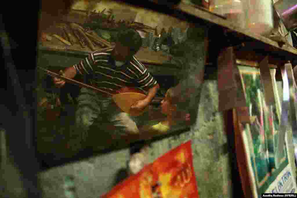 Məhəmməd bəy də, Əhməd bəy ki, dəmirçidir. O gününü dəmir sobası düzəltməklə keçirir. Bəzən yorğun olanda alır əlinə sazını, bir türkü söyləyir, yorğunluğunu çıxarır. Belə anlardan biri: Dəmirçi Məhəmmədin qızı ona nahar yeməyi gətirib, dəmirçi isə qızı üçün saz çalır, bir türkü oxuyur.