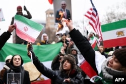 Демонстранти спалюють іранський прапор та фотографію верховного лідера Ірану Алі Хаменеї на підтримку протестів в Ірані. Нью-Йорк, США, 18 січня 2026 року