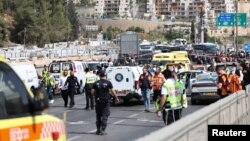 Ofițerii de poliție israelieni și personalul de urgență intervin la locul unde a avut loc un presupus atac armat la periferia Ierusalimului.