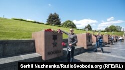 Кияни прийшли в Парк Слави попри карантинні обмеження – фото