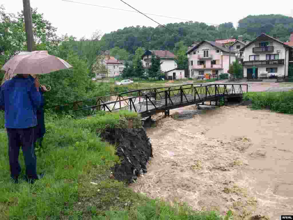 Bosna i Hercegovina, Tuzlanski kanton pod vodom, fotografije: Maja Nikolić - Kiša koja ne prestaje padati, u Tuzlanskom kantonu prouzročila je brojne neprilike. U gotovo svim općinama proglašeno je stanje elementarne nepogode. Poplave su ugrozile snadbjevanje vodom, a poljoprivredni usjevi su gotovo u potpunosti uništeni 