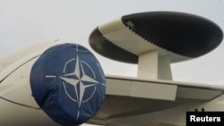 Logoja e NATO-s shihet në avionët AWACS në Siauliai. Lituani, 30 shtator 2023. 